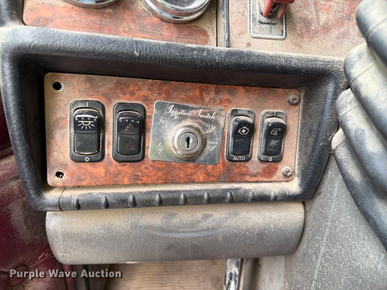 image for item YA3932 2006 Kenworth W900 semi truck