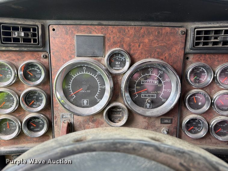 image for item YA3932 2006 Kenworth W900 semi truck