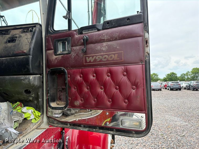 image for item YA3932 2006 Kenworth W900 semi truck