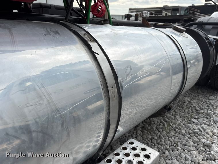image for item YA3936 2019 Kenworth T680 semi truck