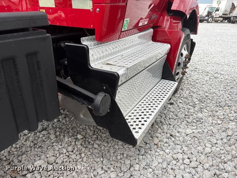 image for item YA3936 2019 Kenworth T680 semi truck
