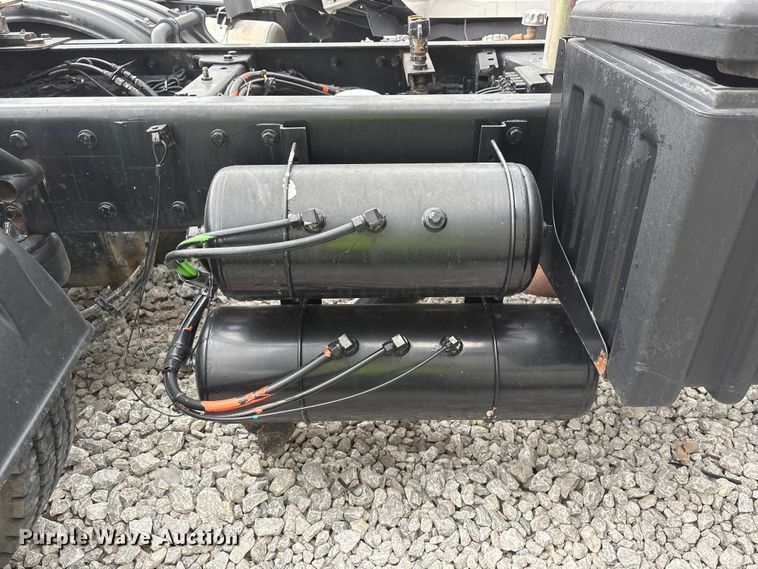 image for item YA3936 2019 Kenworth T680 semi truck