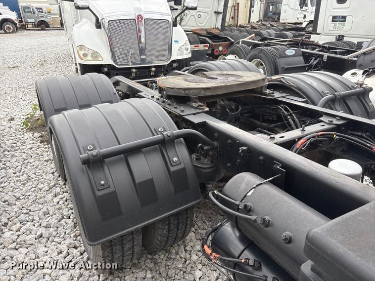 image for item YA3936 2019 Kenworth T680 semi truck