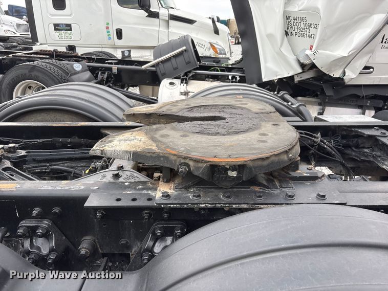 image for item YA3936 2019 Kenworth T680 semi truck