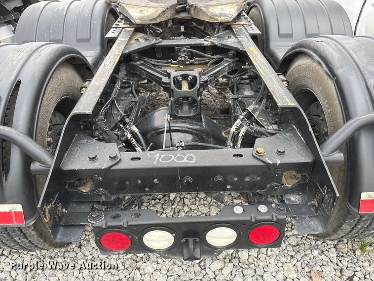image for item YA3936 2019 Kenworth T680 semi truck