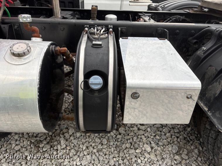 image for item YA3936 2019 Kenworth T680 semi truck
