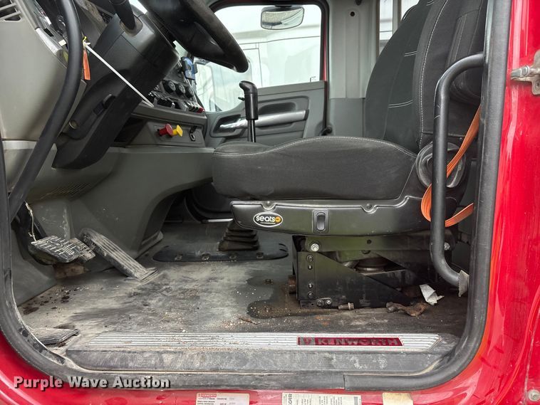 image for item YA3936 2019 Kenworth T680 semi truck