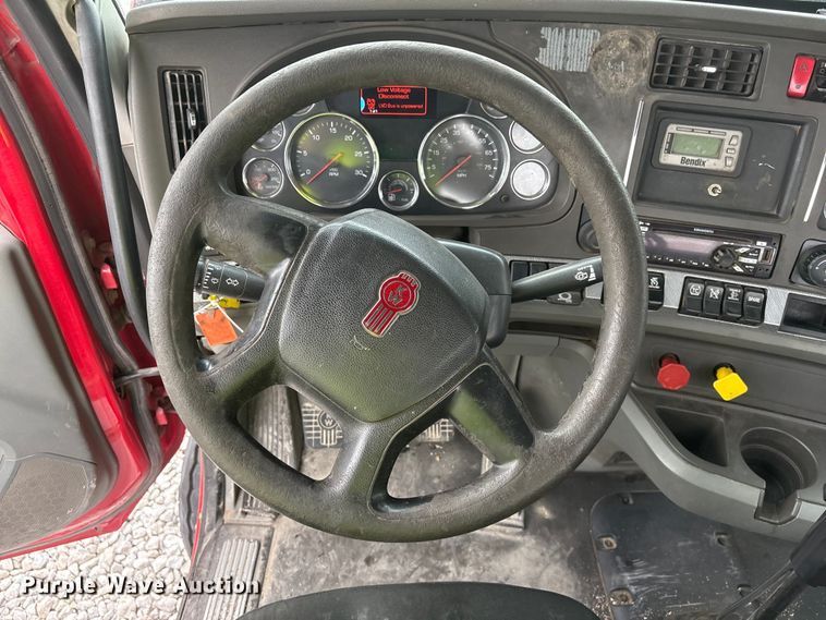 image for item YA3936 2019 Kenworth T680 semi truck