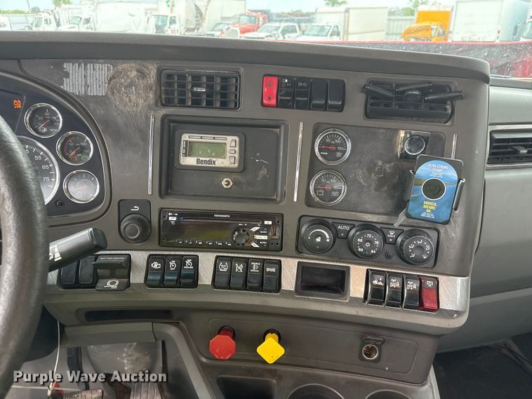 image for item YA3936 2019 Kenworth T680 semi truck
