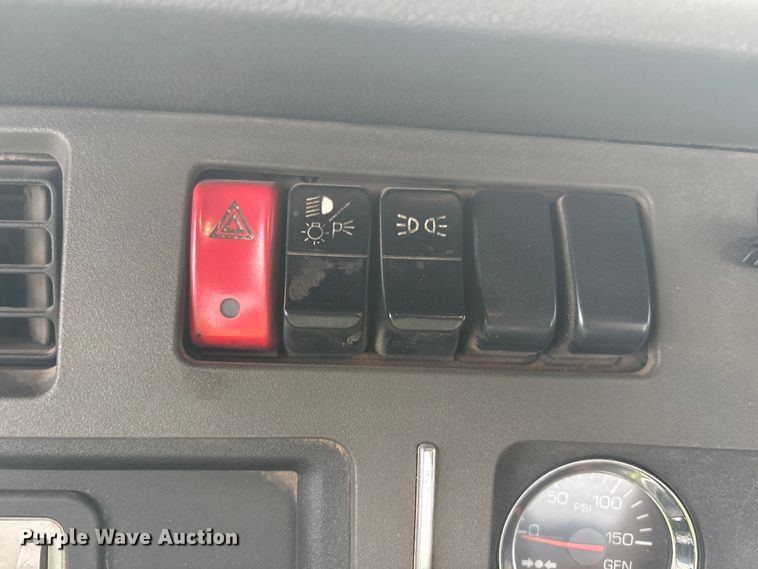 image for item YA3936 2019 Kenworth T680 semi truck