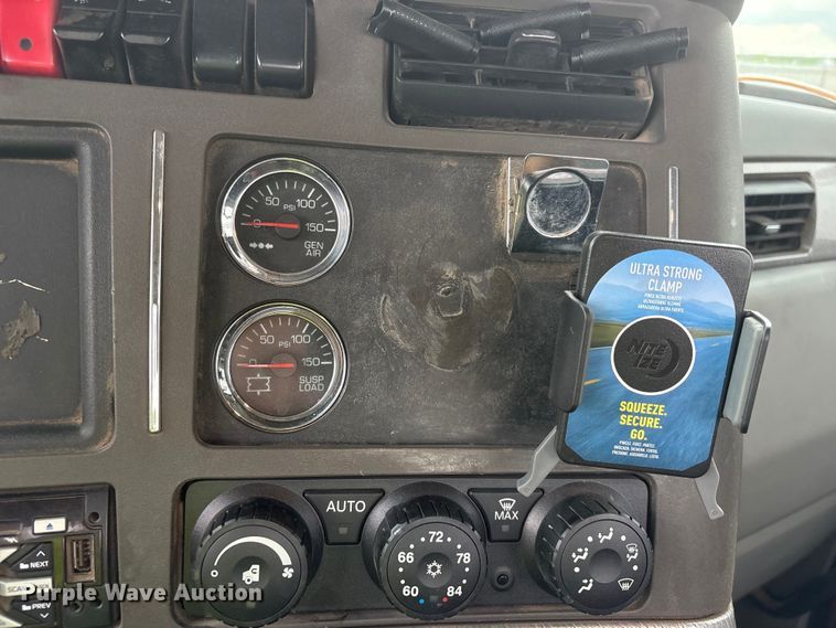 image for item YA3936 2019 Kenworth T680 semi truck