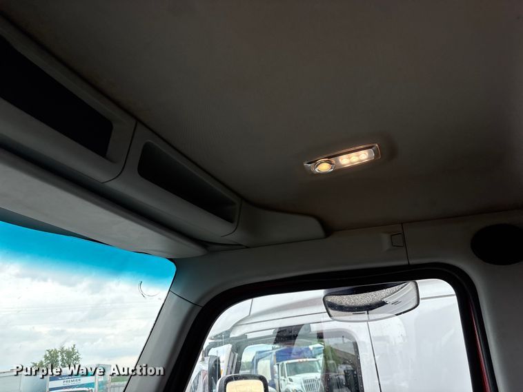image for item YA3936 2019 Kenworth T680 semi truck