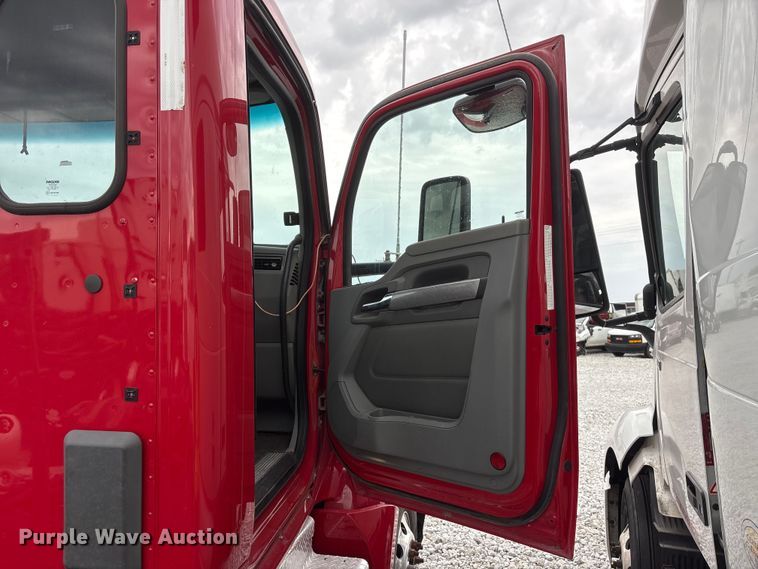 image for item YA3936 2019 Kenworth T680 semi truck