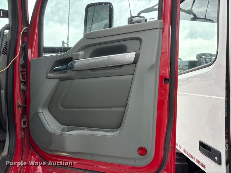 image for item YA3936 2019 Kenworth T680 semi truck