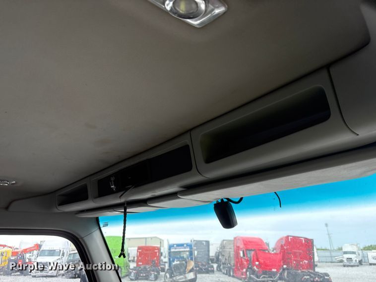 image for item YA3936 2019 Kenworth T680 semi truck