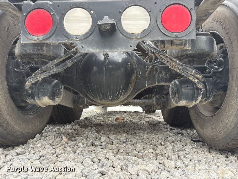 image for item YA3936 2019 Kenworth T680 semi truck