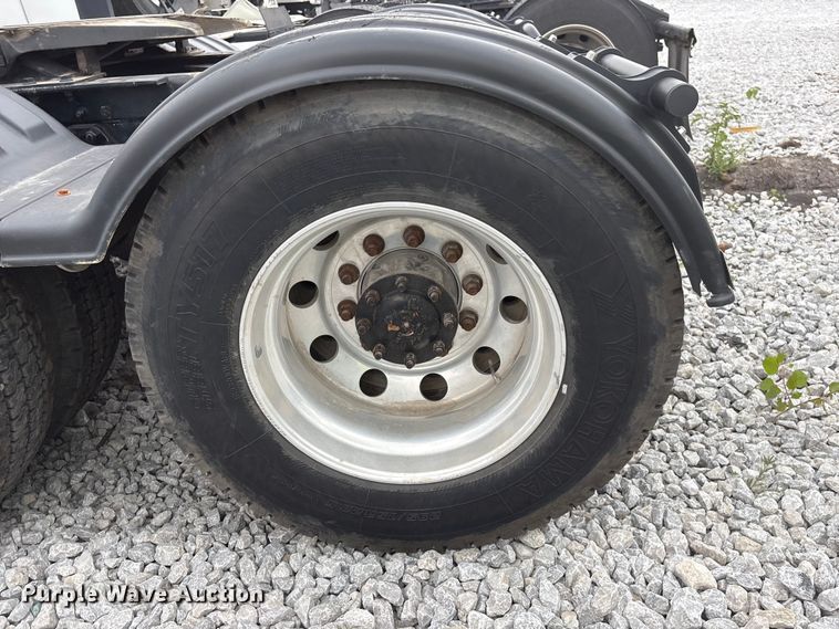image for item YA3936 2019 Kenworth T680 semi truck