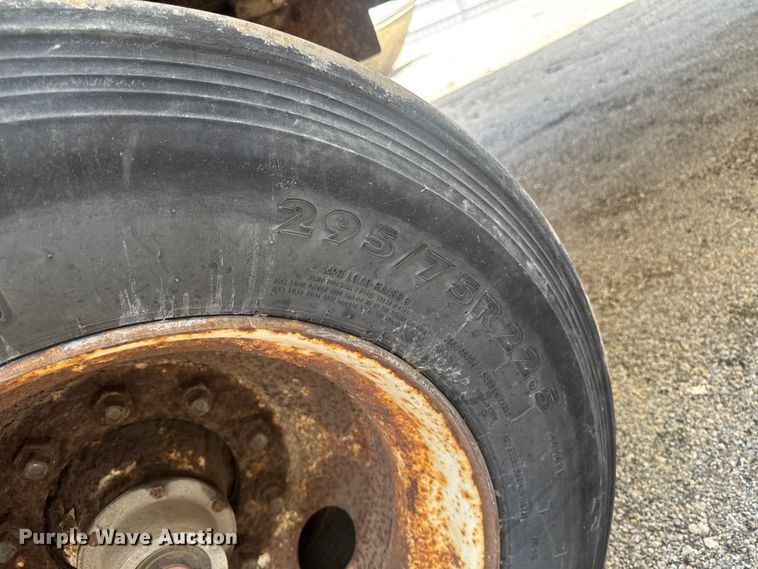 image for item YA4002 1995 Wabash dry van trailer