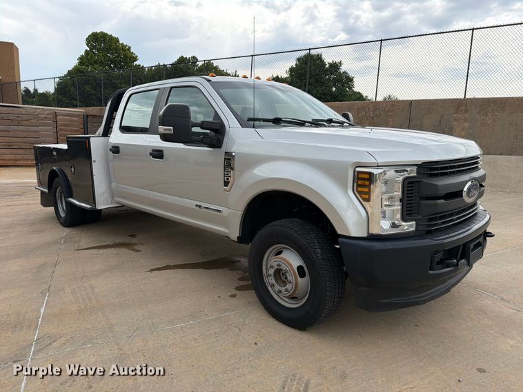 image for item EW0357 2018 Ford F350 Super Duty Crew Cab utility bed pickup truck
