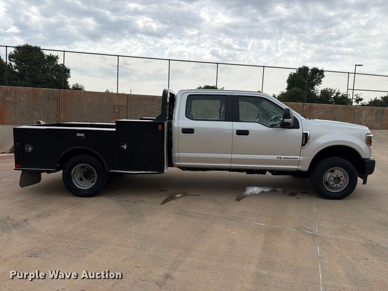 image for item EW0357 2018 Ford F350 Super Duty Crew Cab utility bed pickup truck