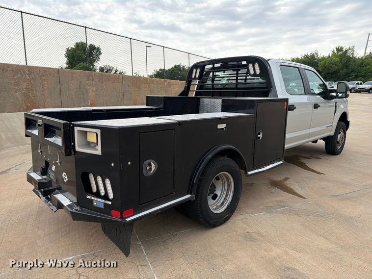 image for item EW0357 2018 Ford F350 Super Duty Crew Cab utility bed pickup truck