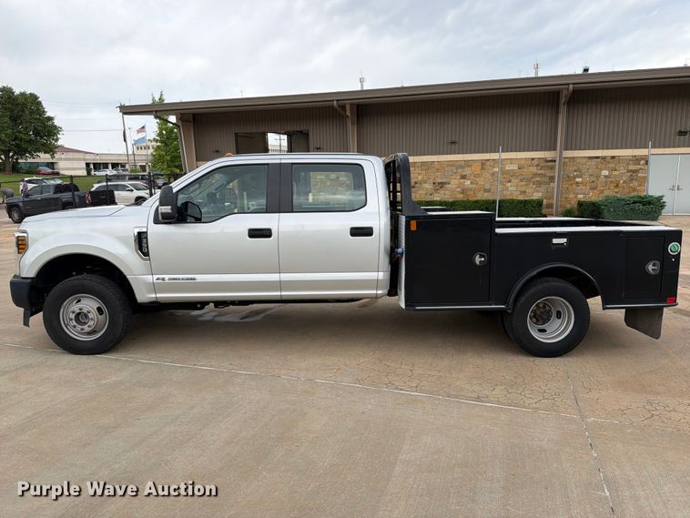 image for item EW0357 2018 Ford F350 Super Duty Crew Cab utility bed pickup truck