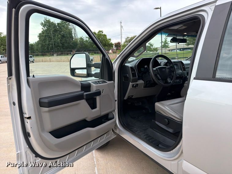image for item EW0357 2018 Ford F350 Super Duty Crew Cab utility bed pickup truck