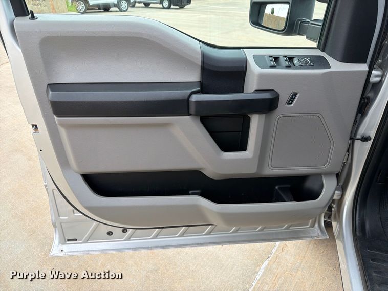 image for item EW0357 2018 Ford F350 Super Duty Crew Cab utility bed pickup truck