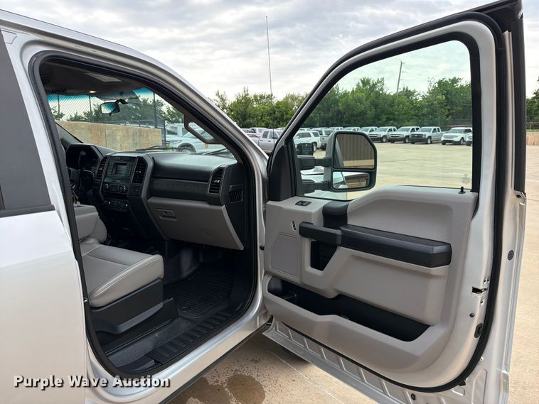 image for item EW0357 2018 Ford F350 Super Duty Crew Cab utility bed pickup truck