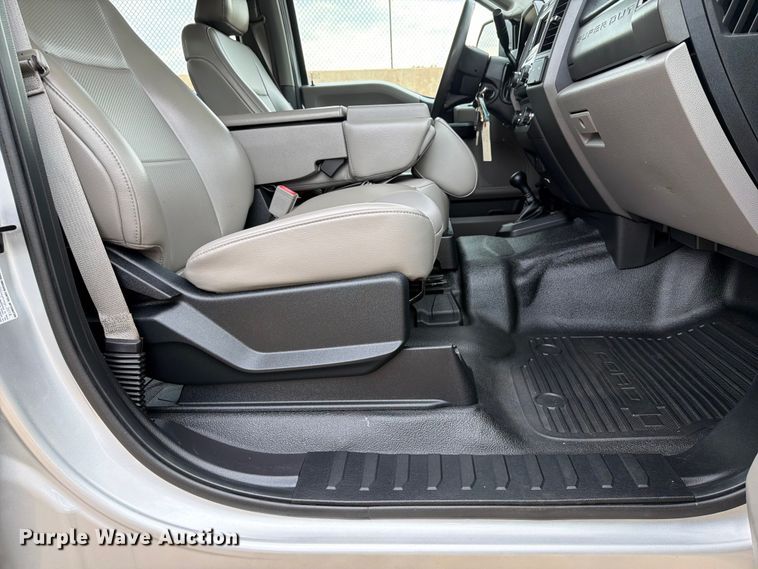 image for item EW0357 2018 Ford F350 Super Duty Crew Cab utility bed pickup truck