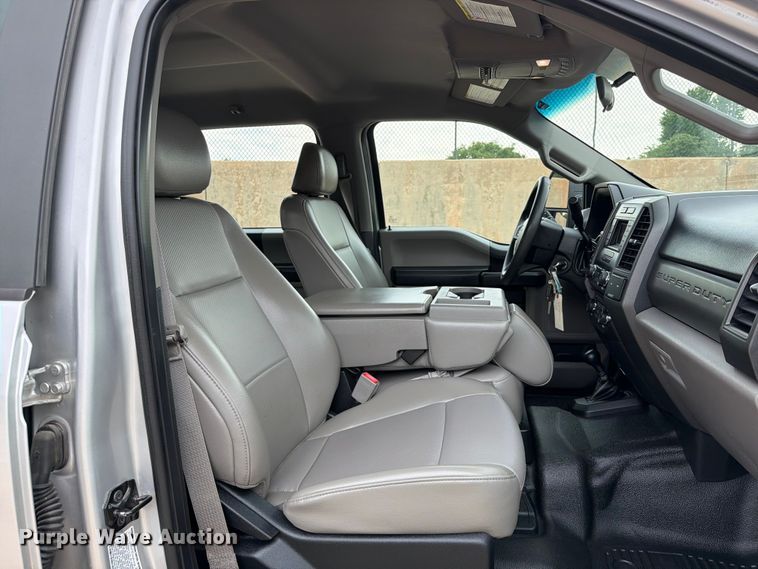 image for item EW0357 2018 Ford F350 Super Duty Crew Cab utility bed pickup truck