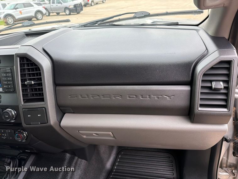 image for item EW0357 2018 Ford F350 Super Duty Crew Cab utility bed pickup truck