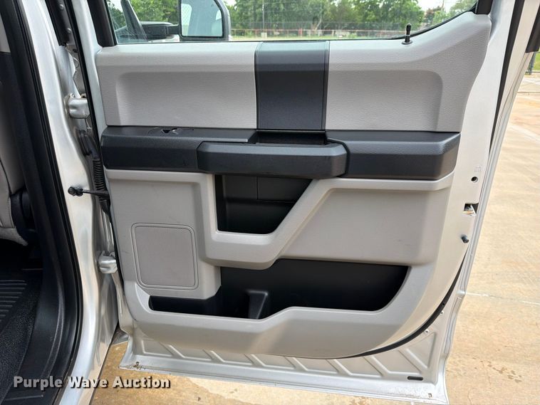 image for item EW0357 2018 Ford F350 Super Duty Crew Cab utility bed pickup truck