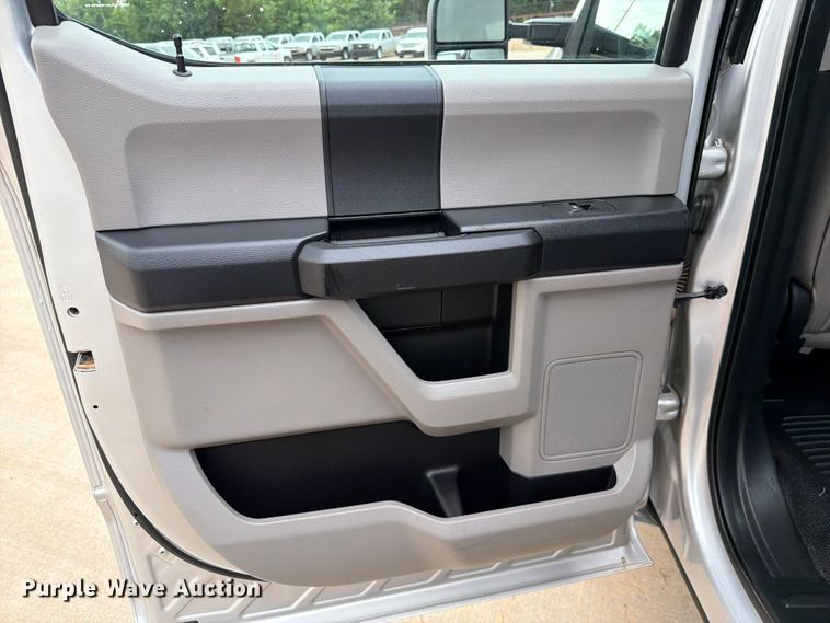 image for item EW0357 2018 Ford F350 Super Duty Crew Cab utility bed pickup truck