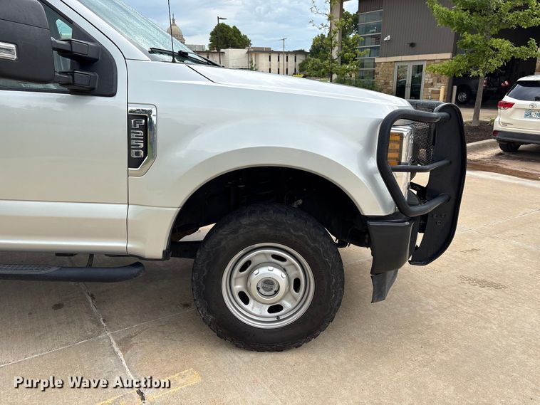 image for item EW0362 2019 Ford F250 Super Duty Crew Cab pickup truck