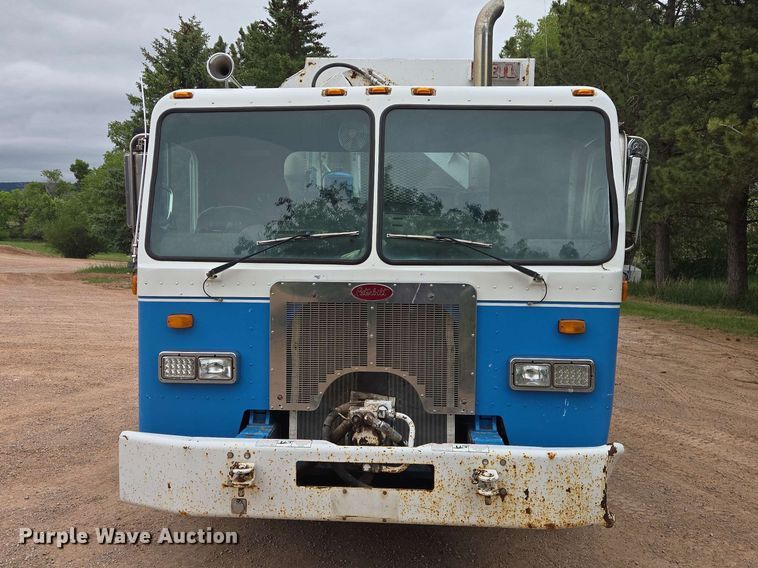 image for item DQ0001 2005 Peterbilt 320 refuse truck