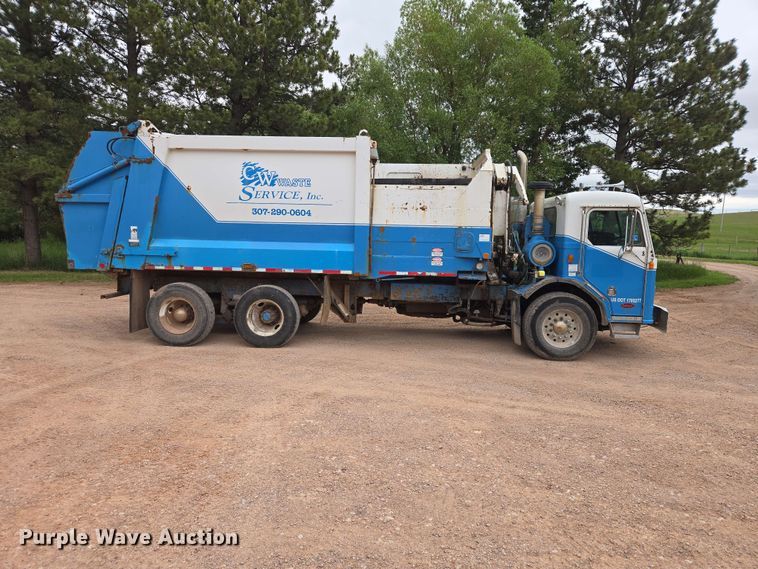 image for item DQ0001 2005 Peterbilt 320 refuse truck