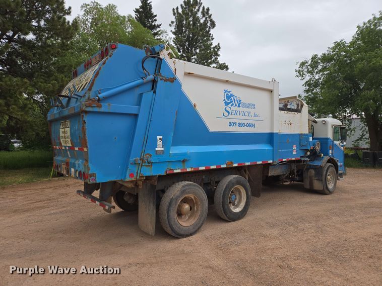 image for item DQ0001 2005 Peterbilt 320 refuse truck