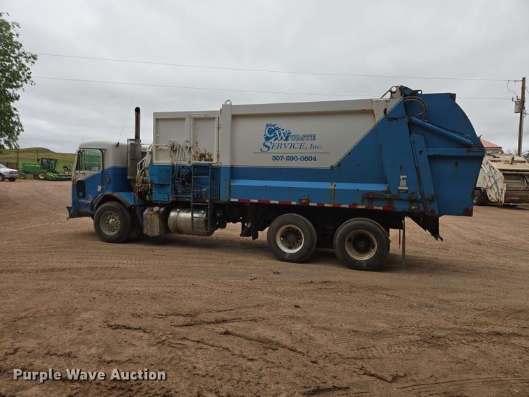 image for item DQ0001 2005 Peterbilt 320 refuse truck