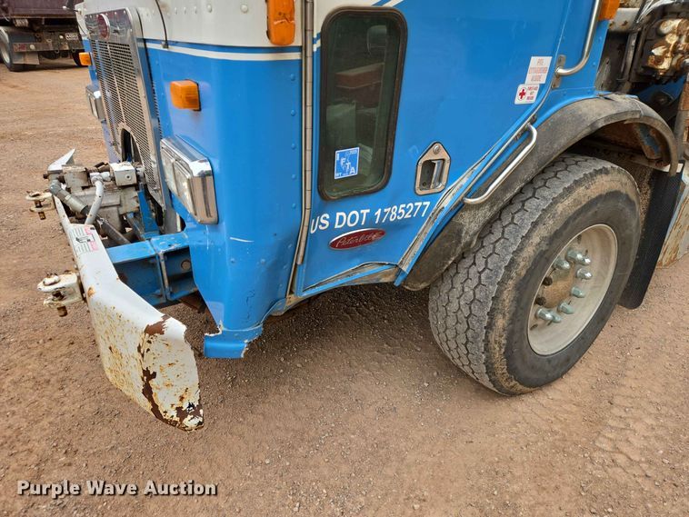 image for item DQ0001 2005 Peterbilt 320 refuse truck