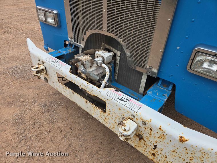 image for item DQ0001 2005 Peterbilt 320 refuse truck