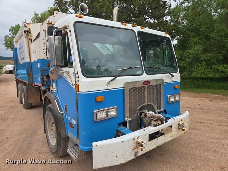 image for item DQ0001 2005 Peterbilt 320 refuse truck