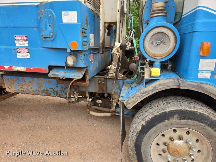 image for item DQ0001 2005 Peterbilt 320 refuse truck