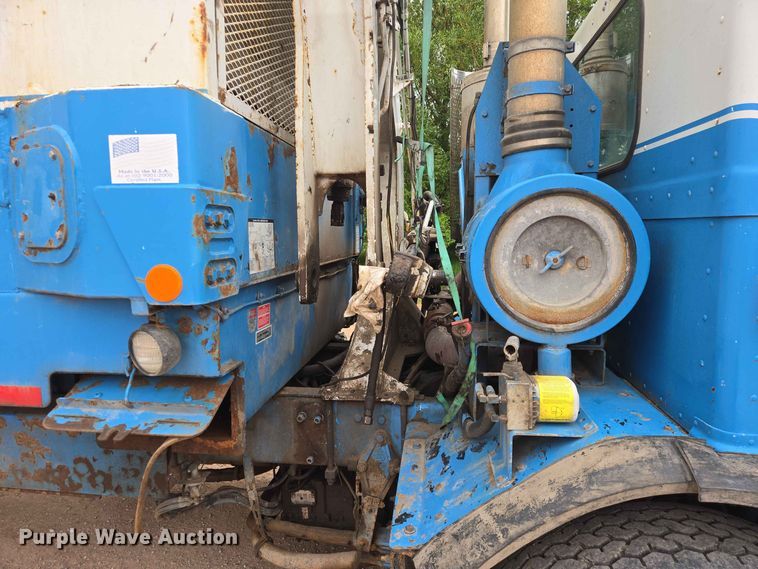 image for item DQ0001 2005 Peterbilt 320 refuse truck