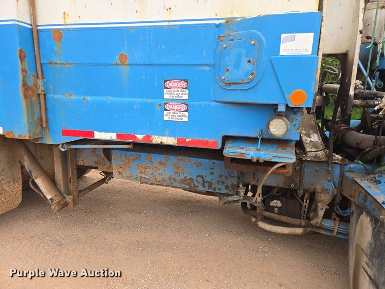 image for item DQ0001 2005 Peterbilt 320 refuse truck