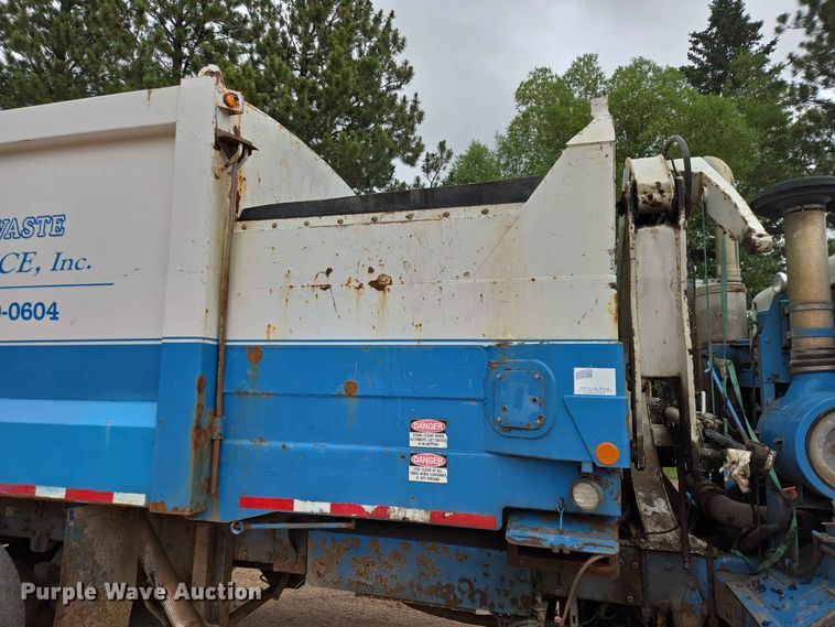 image for item DQ0001 2005 Peterbilt 320 refuse truck