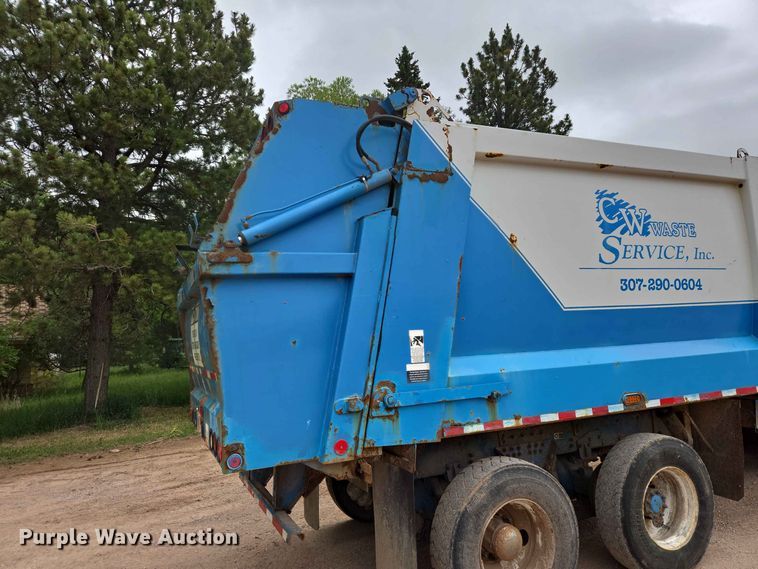 image for item DQ0001 2005 Peterbilt 320 refuse truck