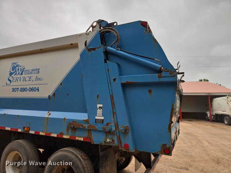 image for item DQ0001 2005 Peterbilt 320 refuse truck