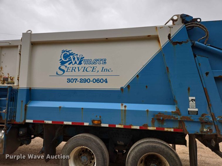image for item DQ0001 2005 Peterbilt 320 refuse truck