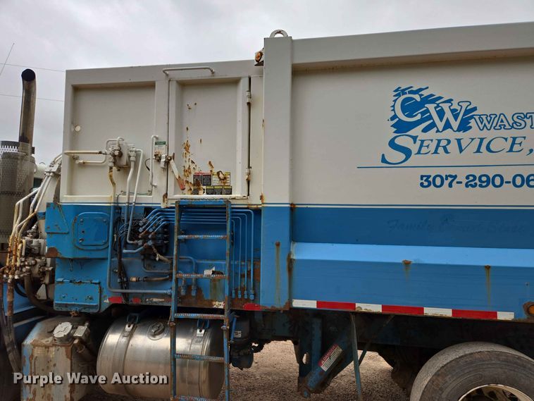 image for item DQ0001 2005 Peterbilt 320 refuse truck
